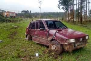 Idoso é encontrado ferido em Uno Mille que saiu da pista na BR-280